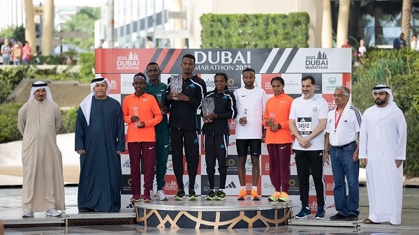 Mattar Al Tayer​ the Deputy Chairman of Dubai Sports Council crowns the winners of Dubai Marathon 2023 (PHOTO: Dubai Marathon)